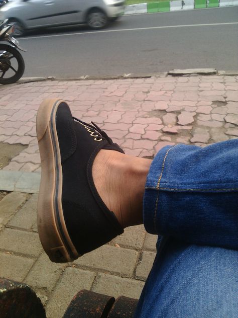 Sepatu Vans Authentic Black Gum Vans Outfit Men, Vans Authentic Black, Converse Slip On, Keds Style, Minimalist Dress, Vans Outfit, Pic Poses, Wardrobe Capsule, Authentic Vans