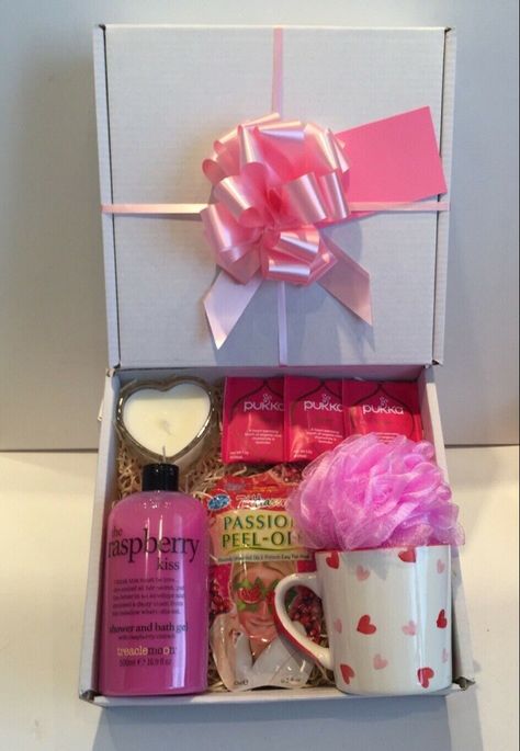 Gift For Female Best Friend, Creative Birthday Gifts For Mom, Gifting Hampers, Beauty Hamper, Gift Ideas Sister, Heart Shaped Candle, Hampers For Her, Birthday Gift Basket, Basket Hamper