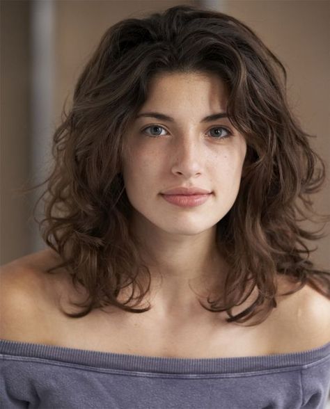 Tania Raymonde's Medium Wavy Hairstyles Medium Length Wavy Hair, Wavy Hairstyles Medium, Wavy Haircuts, Medium Curly Hair Styles, Luscious Hair, Haircuts For Wavy Hair, Medium Hair Cuts, Shoulder Length Hair, Hair Waves