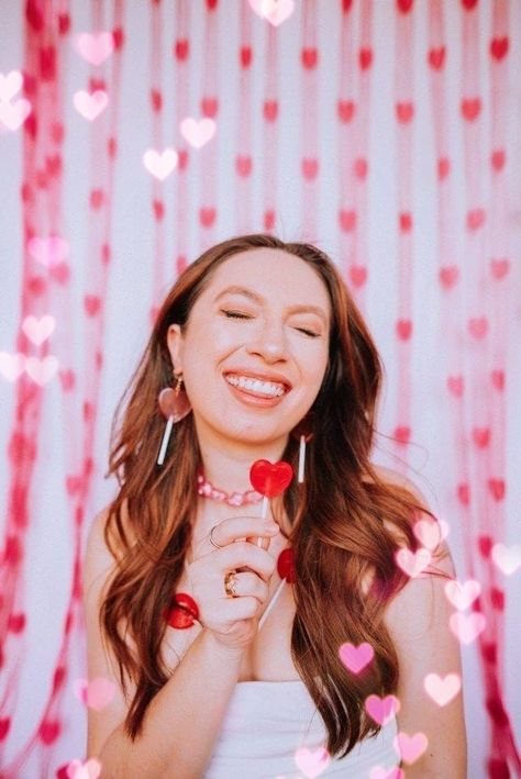 Valentines Poses Photo Ideas, Valentine’s Day Shoot Ideas, Valentine Poses, Galentines Shoot, Valentines Pics, Vday Photoshoot, Vday Photos, Valentine's Photoshoot, Valentines Minis