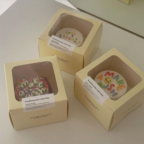 Aesthetic Packaging Food, Aesthetic Baking Packaging, Bakery Packaging Aesthetic, Mini Cake Box Ideas, Ideas Packaging Pasteleria, Cake Box Design Packaging Ideas, Bento Cake Packaging, Cake Boxes Packaging, Brownie Packaging