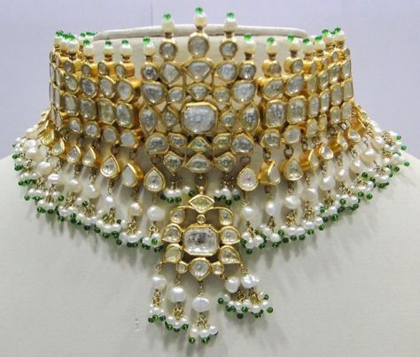 Pinterest: @pawank90 Classy Necklace, Solitaire Diamond Pendant, Diamond Choker Necklace, Solitaire Pendant Necklace, Polki Jewellery, Bridesmaid Jewelry Sets, Gold Choker Necklace, Antique Necklace, Gold Choker