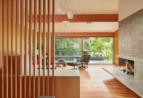 A stable environment — minus the horses | The Seattle Times Cozy Modern Home, Kitchen Peninsula, Pony Wall, Wood Slat Wall, Wood Screens, Mid Century Modern Wood, Mid Century Modern Interiors, Mid Century Kitchen, Slat Wall