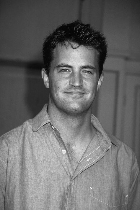 Chandler Bing Black And White, Matthew Perry 80s, Matthew Perry Wallpaper, Young Matthew Perry, Matthew Perry Young, Crush Cake, Joey Friends, Black And White People, Film Lovers