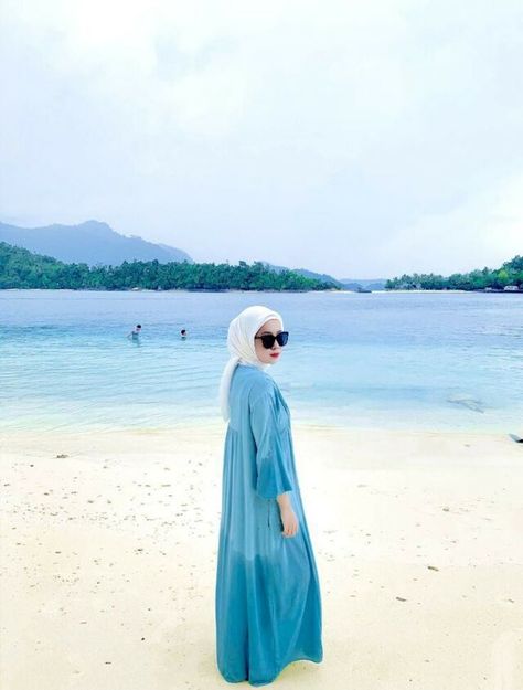 Ootd Kepantai, Ootd Hijab Ke Pantai, Travel Pose, Pose Fotografi, Ootd Dress, Outfit Hijab, Beach Poses, Ootd Hijab, Hijab Dress