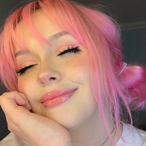 Pink Hair Brown Eyes, Peach Hair Colors, Pink Dye, Peach Hair, Hippie Hair, Cool Makeup Looks, Hair Tips Video, Hair Icon, Fantasy Hair