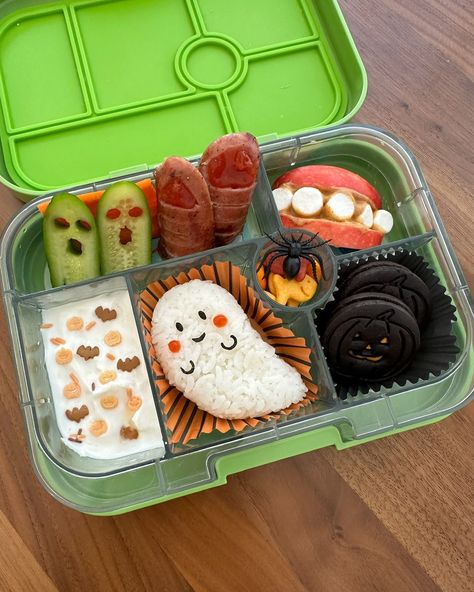 Special Halloween themed lunch for my kiddos 🧟‍♀️👻🎃 We have been enjoying our lunch together outside now that the weather has cooled down (finally!) 🍁🍂 What’s inside their lunchbox: 👻 Ghost rice balls 🧟‍♀️ Bloody sausage fingers 👁️ Ghost cucumbers & 🥕 💀 Apple PB monster mouth 🎃 Greek yogurt w/ sprinkles 🧛‍♀️ Chocolate cookies & goldfish crackers #halloween #spooky #lunchbox #lunchboxideas #yumbox #yumboxlunch #lunchforkids #toddlerlunch #bento #lunchideas #kids #lunch #お弁当 #ハロウィン Halloween Themed Lunch, Sausage Fingers, Halloween Bento, Halloween Lunch Box, Halloween Lunch, Kids Bento, Monster Mouth, Goldfish Crackers, Toddler Lunches