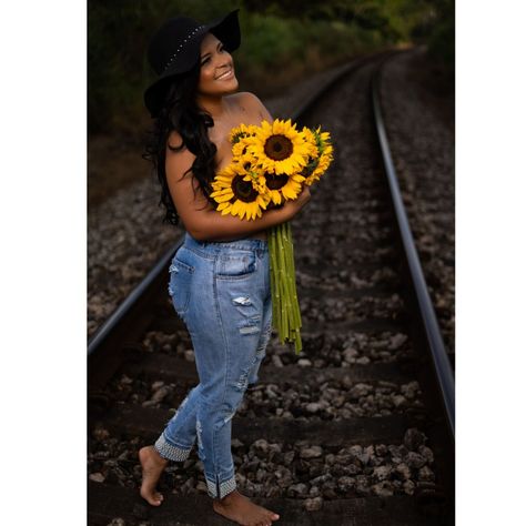 Photoshoot With Sunflowers, Plus Size Photography Poses, Top Photoshoot, Sunflower Photoshoot, Plus Size Photography, Sunflowers Background, 32 Birthday, 33rd Birthday, 50 Birthday