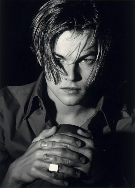 A Tribute To Leonardo DiCaprio's Hair In The '90s:  Dreamboat-turned-real-actor Leonardo DiCaprio turns 38 years old today. We all know that his best work was done by his hair from 1992-2000. Badass Hairstyles, Leonardo Dicaprio Hair, Leonard Dicaprio, Glume Harry Potter, Leonardo Dicaprio 90s, Fall Shoot, Jack Dawson, Young Leonardo Dicaprio, Romantic Hairstyles