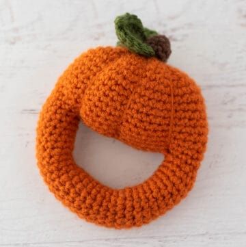 Adorable Crochet Pumpkin Rattle. Fast and fun baby crochet Halloween project! #crochetpumpkinrattle #crochethalloween #crochet365knittoo Crochet Rattle Pattern, Crochet Afghans Easy, Crochet Easy Patterns, Crochet Conversion Chart, Crochet Play Food, Crochet Pattern Written, Crochet Pour Halloween, Crochet Nursery Decor, Crochet Baby Rattle