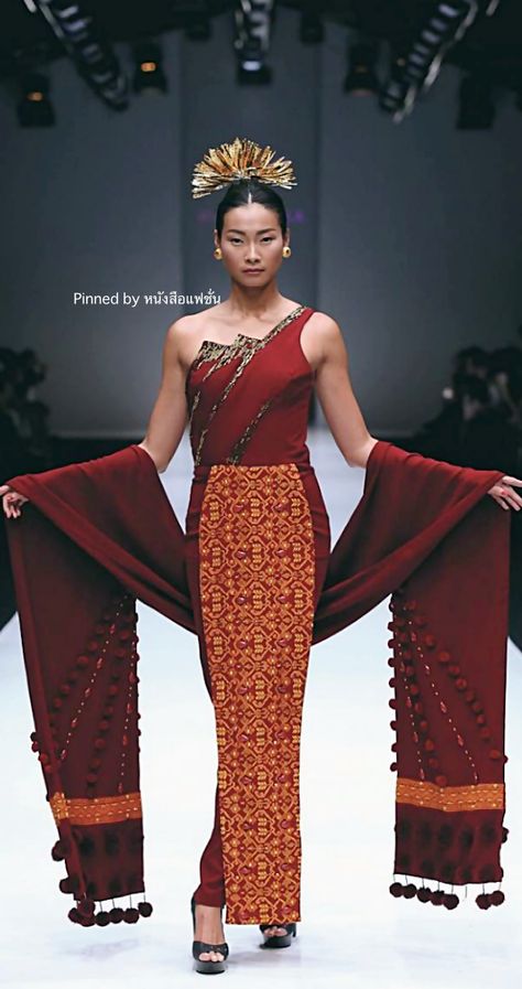 Indonesia Dress Traditional Clothes, Traditional Indonesian Clothing, Identity Textiles, Batik Gown, Tims Outfits, Indonesian Dress, Indonesian Clothing, Indonesia Fashion Week, Indonesian Fashion