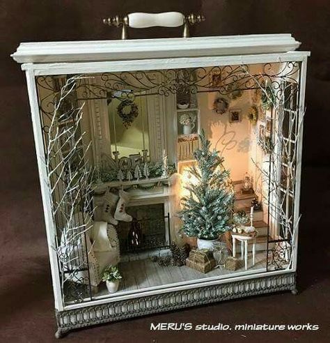 Unique Terrarium Containers, Christmas Miniatures Diy, Shadow Box Decor, Miniature Lantern, Nativity Display, Shadow Box Ideas, Christmas Miniatures, Christmas Diorama, Christmas Shadow Boxes