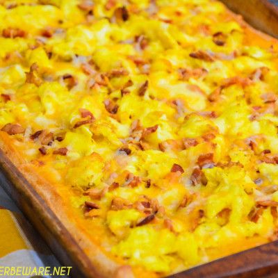 Cheesy Bacon Breakfast Pizza Caseys Breakfast Pizza, Bacon Egg And Cheese Casserole, Breakfast Pizza Sauce, Easy Breakfast Pizza, Egg Pizza Breakfast, Egg And Cheese Casserole, Bacon And Cheese Quiche, Cheese Pizza Recipe, Egg And Bacon