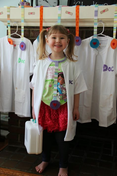 A quick easy DIY Doctor's Coat with no sewing. Perfect for little ones and parties. Diy Doctor Costume, Doctor Costume Kids, Kids Lab Coat, Doctor Birthday, Doctor Party, Diy Doctor, Doc Mcstuffins Birthday Party, Doctor Coat, Doc Mcstuffins Party