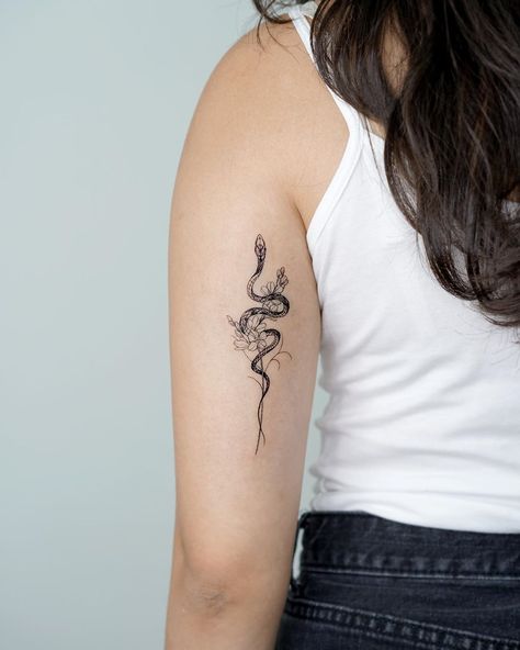 Snake And Flowers Tattoo, Small Snake Tattoo, Snake Tattoos, Snake Tattoo Design, Medusa Tattoo, Lily Tattoo, Blossom Tattoo, Discreet Tattoos, Snake Tattoo