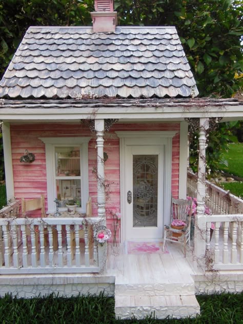 My Mini Hobby: Day 92: Shabby Chic Cottage outside photoshoot Cottage Outside, Outside Photoshoot, Dollhouse Cottage, Country Chic Cottage, Pink Cottage, Shabby Chic Living, Shabby Chic Bedroom, Shabby Chic Bedrooms, Pink House