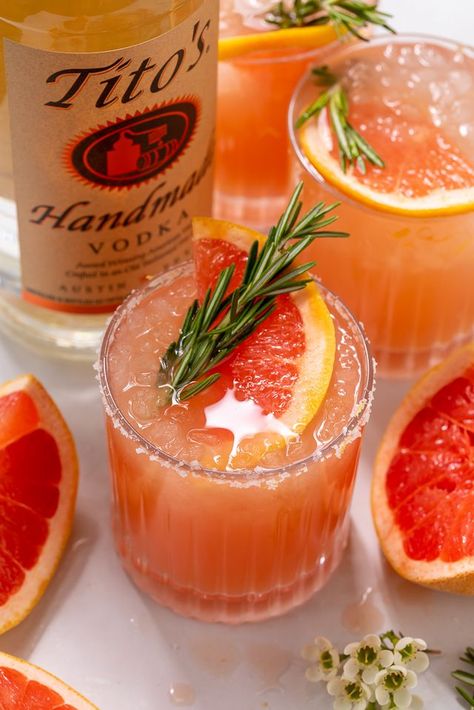 Made with gin or vodka and grapefruit juice, this classic cocktail is so easy and always a crowd-pleaser! Served in a highball glass with a salted rim, this drink is perfect for brunch or Summer parties! Just be sure to use fresh grapefruit juice, it really makes all the difference! Grapefruit Juice Cocktail, Salty Dog Cocktail, Grapefruit Drink, Dog Cocktail, Cocktails Made With Gin, Chocolate And Raspberry Tart, Grapefruit Vodka, Homemade Brunch, Flavored Waters