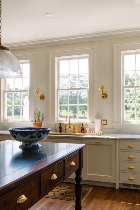 Old English Style Kitchen, Classic Traditional Kitchen Design, Marble In Kitchen, Old Money Kitchen, Traditional Kitchen Ideas, Carrara Marble Kitchen, New England Kitchen, Martha Stewart Kitchen, Classic English Kitchen