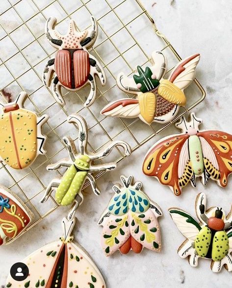 Moth Cookies, Bug Cookies Decorated, Cute Cookie Decorating Ideas, Creative Baking Ideas, Nature Cookies, Bug Cookies, Joy Cookies, Sugar Cookie Designs, Cute Baking