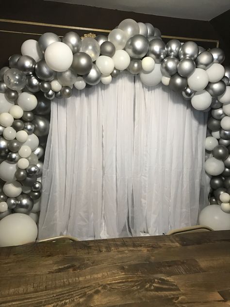 Silver And White Balloons Decoration, Silver White Birthday Decor, Grey Birthday Decorations, White And Silver Sweet 16, Grey Birthday Party Decorations, Prom Balloon Arch, Ballons Arch Ideas, White Silver Balloon Arch, Silver Theme Party Decoration