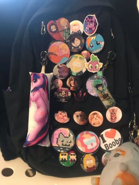 Bookbag Decorations, Messenger Bag With Pins, Backpack With Pins, Punk Fashion Diy, Backpack Art, Backpack Ideas, Diy Kandi, Decorated Bags, Unique Backpacks