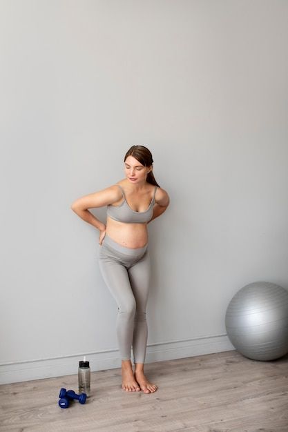 Free photo pregnant woman taking a break... | Free Photo #Freepik #freephoto #health-fitness #pregnant-exercise #healthy-body #fitness-sports Pregnant Sport, Pregnant Fitness Model, Pregnant Exercise, Pregnant Fitness, Prenatal Exercises, Maternity Fitness, Photo Pregnant, Bump Photoshoot, Hard Launch