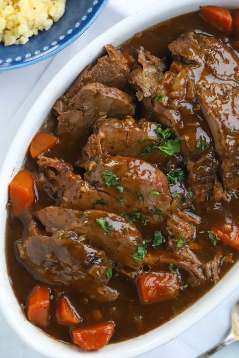 SLOW COOKER BEEF JOINT - This simple Slow Cooker Beef Joint recipe is the easiest and most delicious pot roast. Pop your meat and vegetables in to stew in the morning and then blend the gravy before serving. So tasty! (Easily adaptable for Slimming World or Gluten free diets.) #slowcookerroastbeef #beefjoint #easyroastbeef #sundaydinners #bestslowcookerroastbeef #simpleslowcookerroastbeef Taming Twins, Delicious Pot Roast, Roast Dinner Recipes, Slow Cooker Roast Beef, Slow Cooker Recipes Beef, Slow Cooker Roast, Pot Roast Slow Cooker, Slow Cooker Beef Stew, Slow Cooked Beef