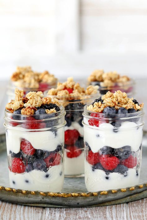 Healthy homemade yogurt parfaits are simple to make.  Perfect for an easy grab-n-go breakfast, quick snack or after dinner treat. Berry Yogurt Parfait, Yoghurt Parfait, Yogurt Parfait Recipe, Fruit And Yogurt Parfait, Dinner Paleo, Yogurt Parfaits, Berry Yogurt, Fruit Parfait, Parfait Recipes