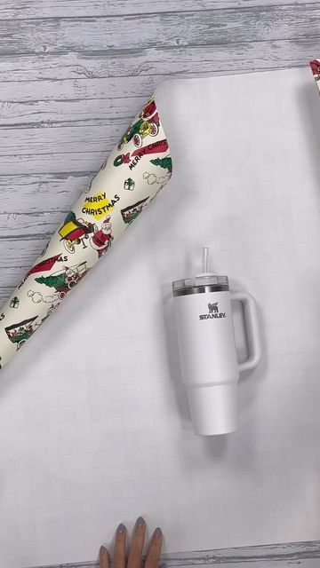 Wrap A Cup Gift, How To Wrap A Yeti Cup As A Gift, How To Wrap A Stanley Cup, How To Wrap A Cup With Wrapping Paper, Cup Wrapping Ideas, How To Wrap A Cup Gift, Stanley Cup Gift Ideas, Stanley Cup Gift, Vaso Yeti