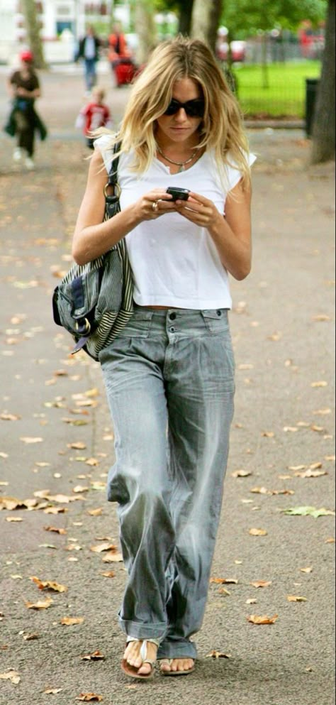 70s Fashion Vintage Style Icons, Sienna Miller Street Style, Rock Street Style, Ignoring People, 70s Fashion Vintage, Amy Sherald, Sienna Miller Style, Sienna Miller, Steven Spielberg