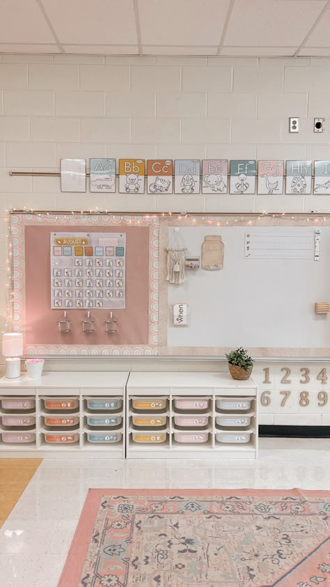 Instagram Classroom Front Board Ideas, Objective Display Classroom, Rewards And Consequences Classroom, Simple Classroom Setup, Classroom Design Elementary, Storage Ideas For Classrooms, Center Storage Ideas Classroom, Organization Ideas For Classroom, Kindy Classroom Set Up