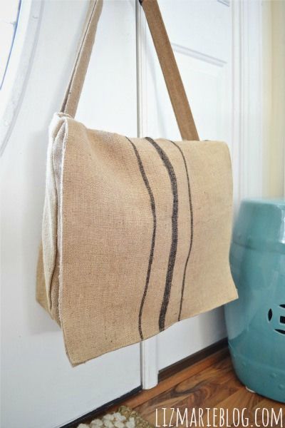 DIY Burlap Messenger bag - lizmarieblog.com Burlap Upcycle, Burlap Crafts Diy, Jute Tas, Burlap Coffee Bags, Diy Messenger Bag, Coffee Sacks, Burlap Projects, Burlap Sacks, Burlap Curtains