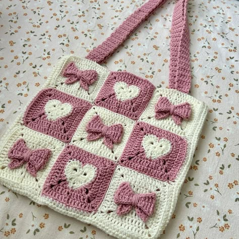 Granny Square Bag Aesthetic, Bow Granny Square Pattern, Crochet Bow Granny Square, Bow Granny Square, Heart Granny Square Bag, Crochet Granny Square Tote Bag, Coquette Crochet, Sac Granny Square, Spider Drawing