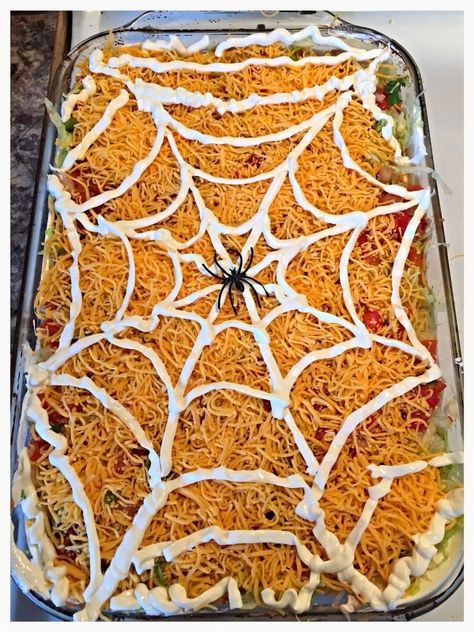 Make A Spider Web, Halloween Taco Dip, Halloween Dip, Halloween Potluck, Easy Halloween Snacks, Halloween Party Appetizers, Seven Layer Dip, Halloween Food Appetizers, Dulces Halloween