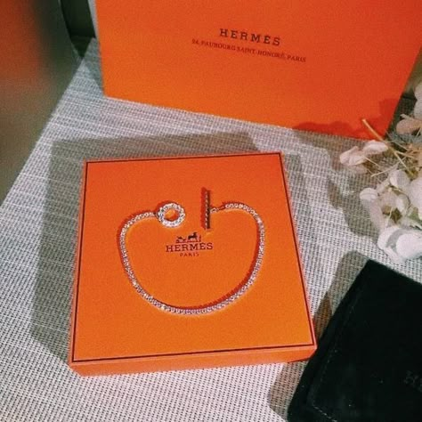 قلادات متدلية, Hermes Bracelet, Expensive Jewelry Luxury, Luxe Jewelry, Jewelry Accessories Ideas, Dope Jewelry, Girly Accessories, Classy Jewelry, Expensive Jewelry