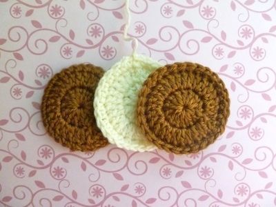 Granny Biscuits... Crochet Biscuits Free Pattern, Granny Biscuits, Tasty Sweets, Crochet Food, Pop It, Beautiful Crochet, Free Patterns, Knitting Socks, The Vintage