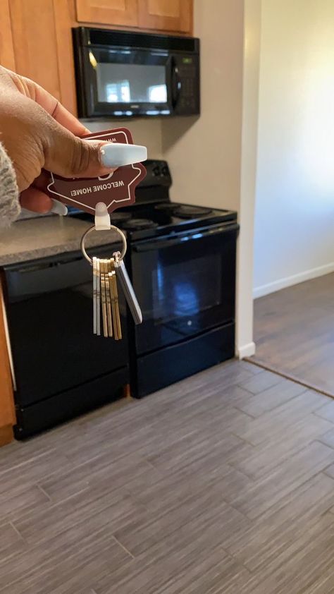 New Apartment Pictures Keys, Apartment Key Picture, First Home Pictures Single, Vision Board Inspo Pictures House, New Apartment Aesthetic Keys Black, First Apartment Keys, New Apartment Keys Picture, New Apartment Aesthetic Keys, First House Aesthetic