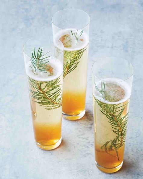 This juniper champagne cocktail recipe is absolutely ideal for your next winter gathering. Delicious! Dinner Party Planning, Sparkling Wine Cocktails, Ski Wedding, Champagne Recipes Cocktails, Champagne Drinks, Holiday Brunch, Cocktail Ingredients, Champagne Cocktail, Juniper Berry