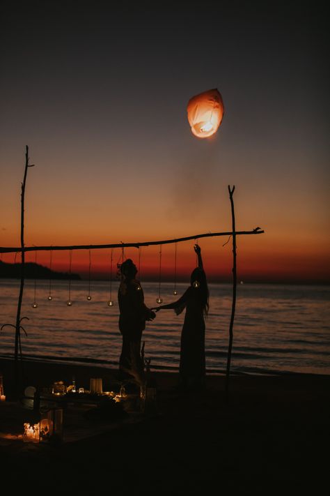 Photoshoot Theme, Sunset Decor, Floating Lanterns, Wedding Pose, Pre Wedding Poses, Wedding Lanterns, Photoshoot Themes, Couple Wedding, Pre Wedding Photoshoot