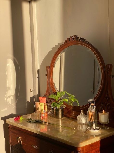 Cottage Core Vanity Aesthetic, Makeup Room Vintage, French Makeup Vanity, Cluttered Vanity Aesthetic, Old Room Vintage Bedrooms, Vintage Makeup Desk Aesthetic, Dressing Table Ideas Vintage, Vintage Aesthetic Furniture, Makeup Table Vintage