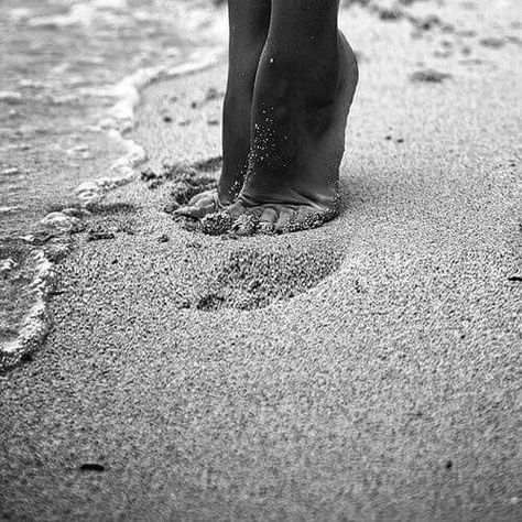 Appeasement, Beach Necessities, Beach Shoot, Foto Art, Black And White Aesthetic, Beach Photoshoot, Jolie Photo, White Photo, Beach Aesthetic