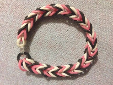 Loon Bands Bracelets Ideas, Cute Rainbowloom Ideas, Rubber Band Bracelet Aesthetic, Loon Bands Bracelets, Aesthetic Rainbow Loom Bracelets, Rubber Bracelets Aesthetic, Cute Loom Band Bracelets, Loom Band Patterns Instructions, Rainbow Loom Fishtail