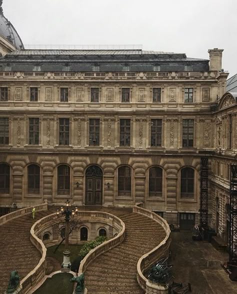 Boarding School Aesthetic, Dark Acadamia, Chaotic Academia, Dark Academia Aesthetic, Boarding School, Academia Aesthetic, The Secret History, Old Money Aesthetic, Pretty Places