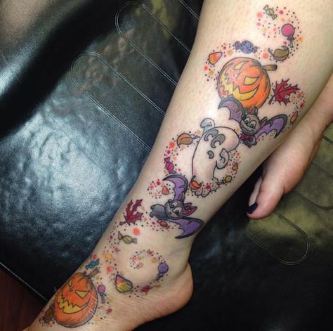 Halloween tattoo on leg Cute Halloween Sleeve Tattoo, Scarecrow Tattoo, Cute Halloween Tattoos, Halloween Tattoos Sleeve, Pumpkin Tattoo, Autumn Tattoo, Ghost Tattoo, Witch Tattoo, Theme Tattoo