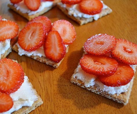 School Snacks For Kids, Sliced Strawberries, Free Snacks, After School Snacks, School Snacks, Graham Cracker, School Kids, Healthy Snacks For Kids, Lunch Snacks