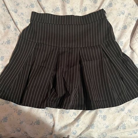 striped pleated skirt Work Skirt, Fits Inspo, Work Skirts, Skirt Outfit, Stripe Skirt, Skirt Outfits, Fitness Inspo, Pleated Skirt, Dress Es