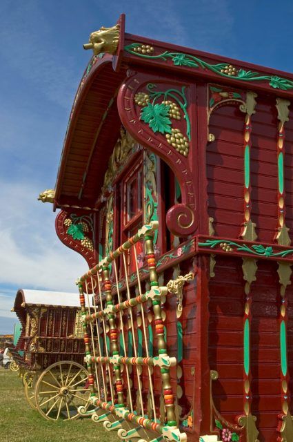 In pictures: the Romani vardo wagons--these were more than just cozy homes Romani Vardo, Romani People, Horse Drawn Wagon, Shepherds Hut, Museum Displays, Caravan Park, Irish Traditions, Horse Drawn, Trailer Park