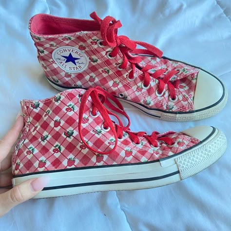 Luna Lovegood Converse, Luna Lovegood Shoes, Strawberry Converse, Strawberry Shoes, Luna Lovegood, Aesthetic Shoes, Shoes Vintage, Shoe Inspo, Really Cute Outfits