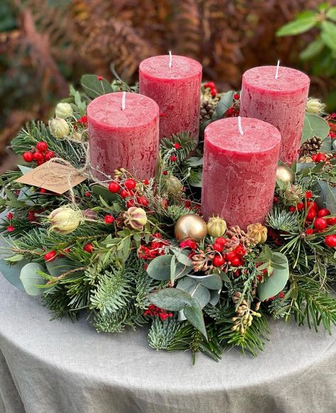 Red Advent Wreath, Advent Wreath Diy, Christmas Candle Centerpiece, Christmas Advent Wreath, Red Christmas Wreath, Lights For Christmas, Winter Centerpieces, Christmas Candle Decorations, Christmas Flower Arrangements