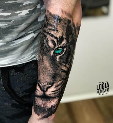 Tatuaje realista en blanco y negro con detalle de color eye of the tiger hecho en Logia Tattoo Barcelona  por el tatuador Eduar Cardona. Tiger Forearm Tattoo, Tiger Eyes Tattoo, Tiger Face Tattoo, Tiger Tattoo Sleeve, Lion Tattoo Sleeves, Lion Head Tattoos, Panther Tattoo, Tiger Tattoo Design, Cool Forearm Tattoos